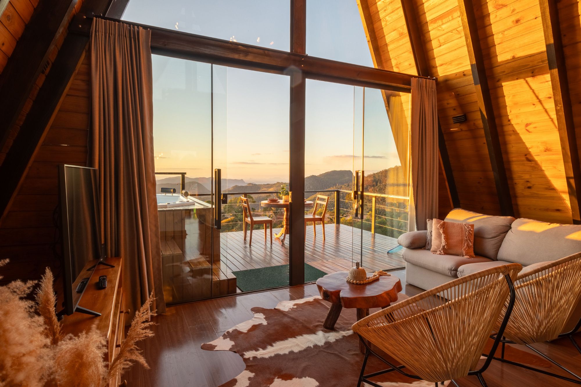 Interior cálido con vista panorámica a las montañas, ejemplo del estilo de inmuebles Roof